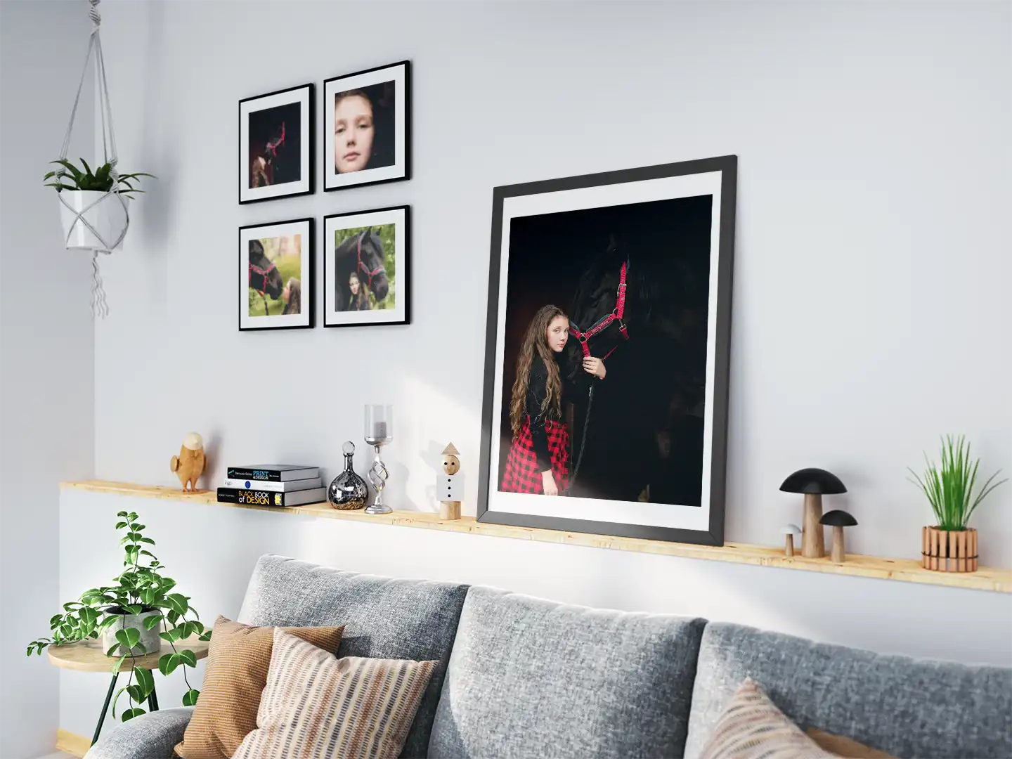 Przytulnie urządzony pokój z serią artystycznych fotografii dziecięcych na ścianie, nad komfortową sofą z ozdobnymi poduszkami, podkreślający domowy nastrój i miłość do detali.