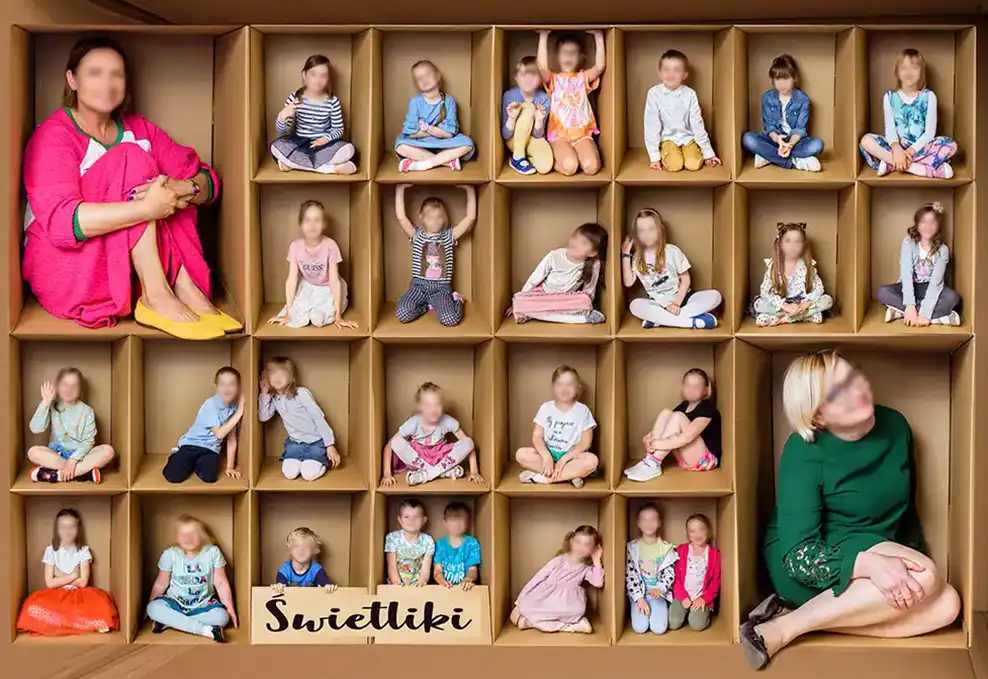 Kolaż zdjęć dzieci w pudełkach tekturowych w każdym okienku siedzi uśmiechnięte dziecko. 